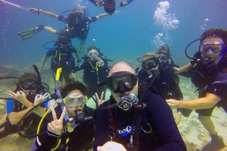 Conservation volunteers diving in the Caribbean