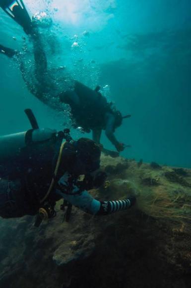 Diving interns underwater in Thailand