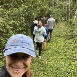 Family volunteers in Ecuador