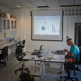 Marine research volunteer in Lab in Thailand