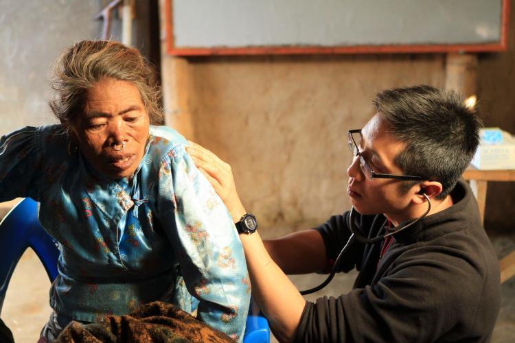 Medical volunteer giving checkup in Nepal