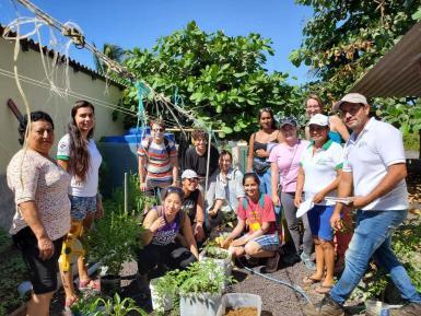 Sustainable gardening volunteers in Galapagos