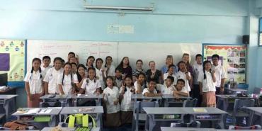 Volunteers teaching at Thai school