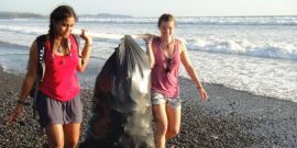 Volunteers beach cleaning Costa Rica