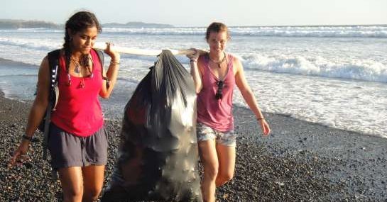 Volunteers beach cleaning Costa Rica
