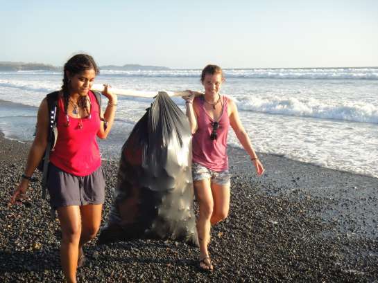 Volunteers beach cleaning Costa Rica