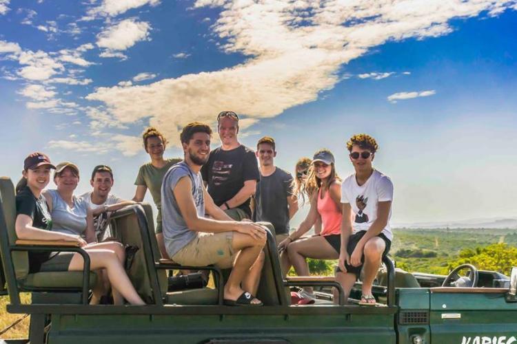 Volunteers in the bush at Kariega game reserve